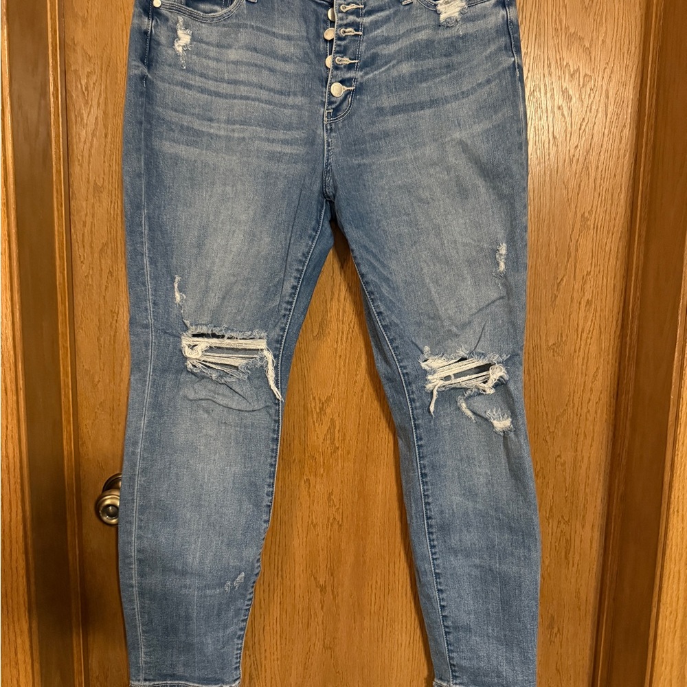 Judy Blue Distressed Ankle Jeans in Light Blue
